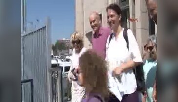 İngiliz akademisyen adliye önünde açıklama yaptı