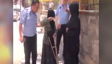 Sakat rolü yapan kardeşinin başında ağladı