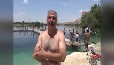 Sıcaktan bunalan Birecikliler Fırat nehrinde serinliyor