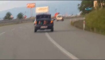 Böyle sorumsuzluk olmaz: Otomobilin bagajında çocuk var!