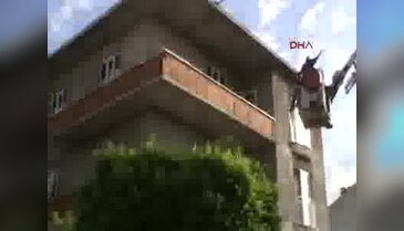 Bursa'da balkonda mahsur kalan bebeği iftaiye kurtardı