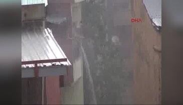 Hakkari'de sağanak yağış hayatı felç etti