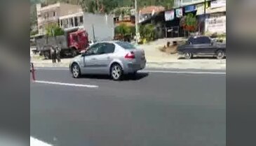 Yolun karşısına geçmek isterken canından oldu
