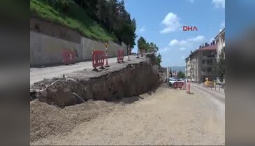 Sivas'ta toprak kayması nedeniyle 10 metrelik yol çöktü