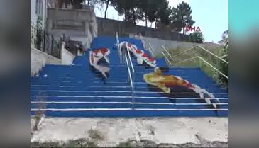 Merdivenlere çizilen balıklar ilgi çekiyor