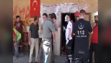 Bacağına saplanan demirle hastaneye kaldırıldı