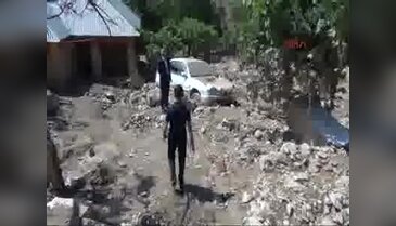 Hakkari'de sel, 300 koyun telef oldu 10 ev hasar gördü