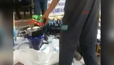 Kaza yapınca yakalanan hırsızların çaldıkları sahiplerine teslim edildi