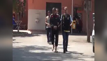 Adana'da polis rozetini görünce parayı yere attı
