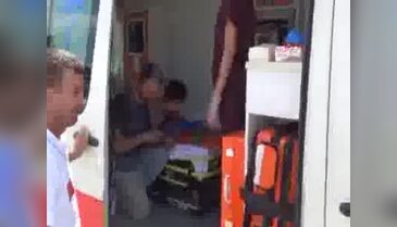 Taş yüklü kamyon, aracın üzerine devrildi: 6 yaralı