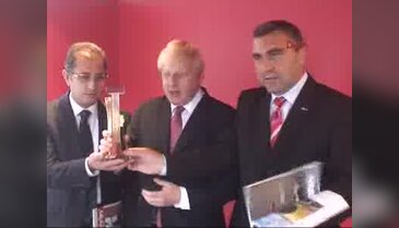 İngiltere'nin yeni başbakan adayı Johnson kemençe çalmıştı