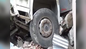 Freni boşalan iş makinesi yüklü TIR, eve çarptı