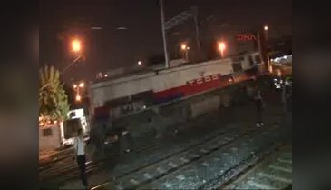 İzmir'de sinyal ihlali yapan lokomotif yolcu trenine çarptı