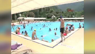Sıcaktan bunalan İzmirliler Aquacity'de serinledi