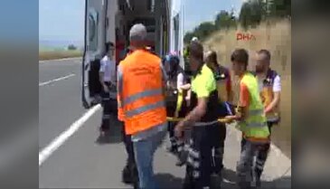 Yaralı sürücü, ambulans beklerken muhabbet kuşunun kurtarılmasını istedi