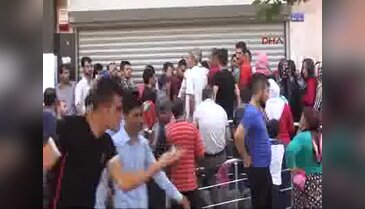 Batman'daki Suriyeliler'in, 300 liralık bayram yardımı izdihamı