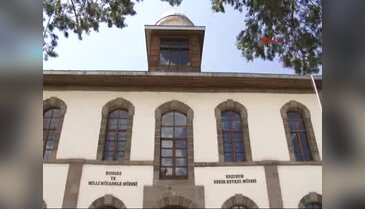 Örümcek ağlarından kurtulan tarihi kongre binası ziyaretçi akınına uğradı