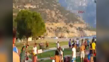 Fethiye'de yamaç paraşütü pilotlarının müşteri kavgasını turistler görüntüledi
