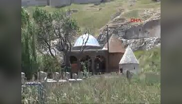 Defineciler tarihi türbeyi tahrip etti