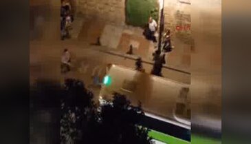 Yumrukla devrilen genç otobüsün altında kalıyordu