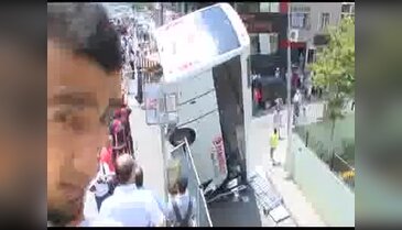 Küçükçekmece'de servis otobüsü devrildi - 1