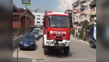 Bacağı sandalyeye sıkışan 3 yaşındaki çocuğu itfaiye kurtardı
