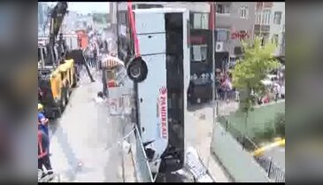 Küçükçekmece'de devrillen servis otobüsü kaldırıldı - 2