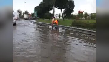Tuzla'da yollar dereye döndü; araçlar mahsur kaldı