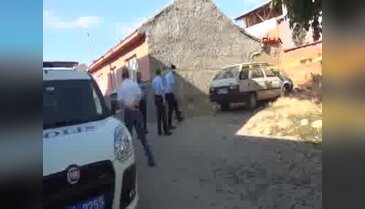 Boş arsada yanında bıçak, boğazı kesilmiş ceset bulundu