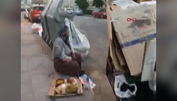 Atık karton topladığı çöplerin arasında oruç açıyor
