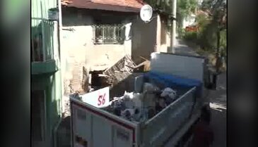 Uşak'ta evden 3 kamyon çöp çıkarıldı