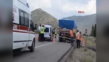 Motosikletiyle, TIR'a çarpan sürücü öldü