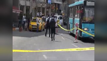 Beyoğlu'nda şüpheli paket fünye ile patlatıldı