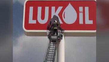 Reklam panosunda akıma kapılıp öldü