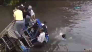Belediye Başkanı kanalizasyona düştü