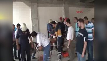 Beyoğlu'nda bir binanın su dolu bodrumuna düşen yaşlı adam kurtarıldı