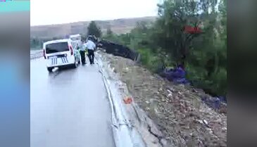 Burdur'da sebze yüklü kamyon devrildi: 2 yaralı