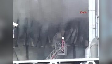 Pendik'te suni çim fabrikasında yangın