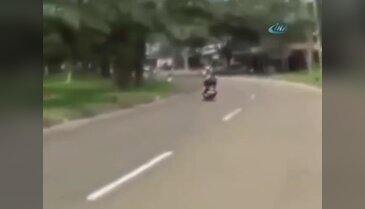 İki kızın motosiklet yolculuğu 10 saniye sürdü
