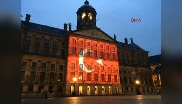 Dam Square'da Türk bayrağı