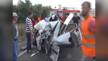Bursa'da tır, otomobili hurda yığınına çevirdi: 1 ölü - 2