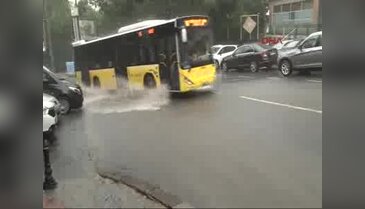 Taksim'de sağanak yağmur