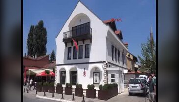 Kosovalılar, Türk Başkonsolosluğuna çiçek bıraktı