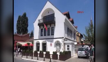 Kosovalılar, Türk Başkonsolosluğuna çiçek bıraktı
