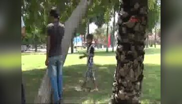 Dilenmeyen kardeşini ağaca bağlayıp dövdü