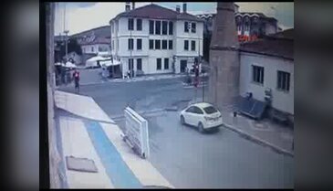 Otomobilin motosiklete vurma anı güvenlik kamerasında