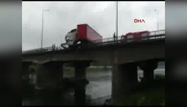 TIR, köprü korkuluklarına çarptı