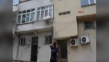 Şiddet gören kadını, polis kapıyı kırarak kurtardı