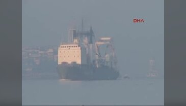 Rus savaş gemisi Boğaz'dan geçti