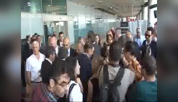 Seda Sayan, Atatürk Havalimanı'nda ölenler için karanfil bıraktı